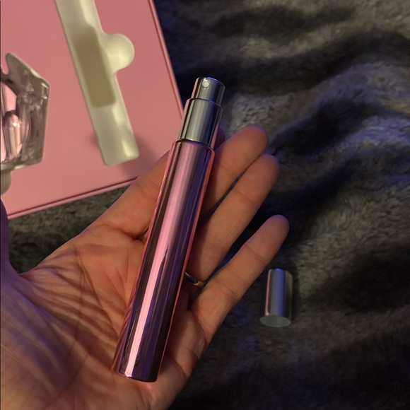 Ariana Grande R.E.M. Cherry Eclipse Fragrance Box - Picture 5 of 5